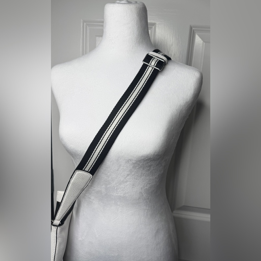 Marc Jacobs White Crossbody Bag with an Adjustable Canvas Strap - Picture 3 of 7